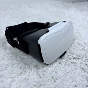 VR adjustable Headset in Black and White